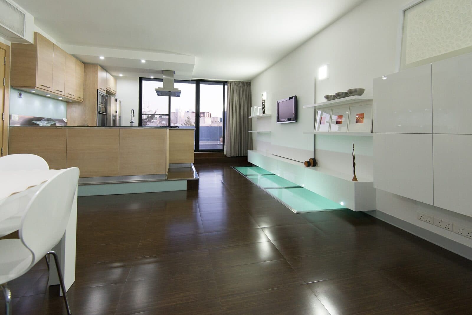 螺旋階段とルーフテラスのペントハウス 2